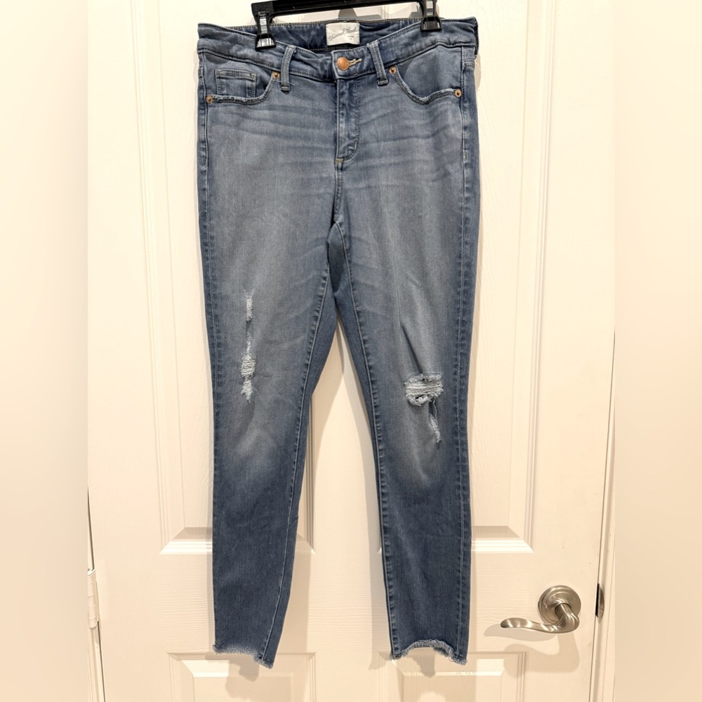 Universal Thread women’s size 6/28 S blue skinny distressed high-rise jeans